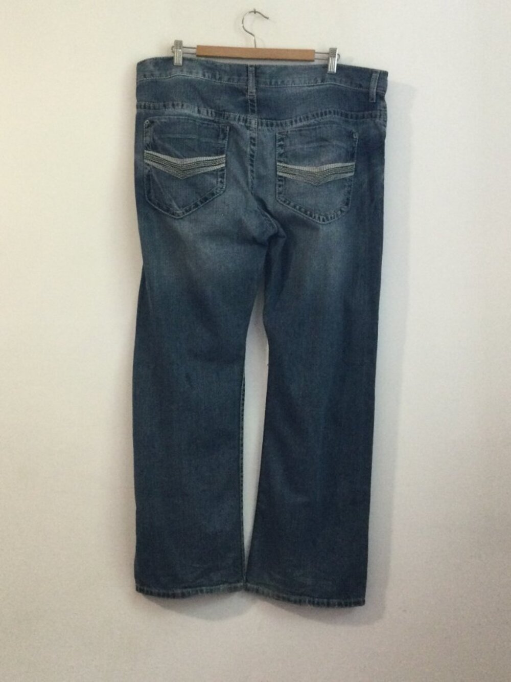 38x30 Mens Denim jeans Blue wash White & grey embroidery International Concepts